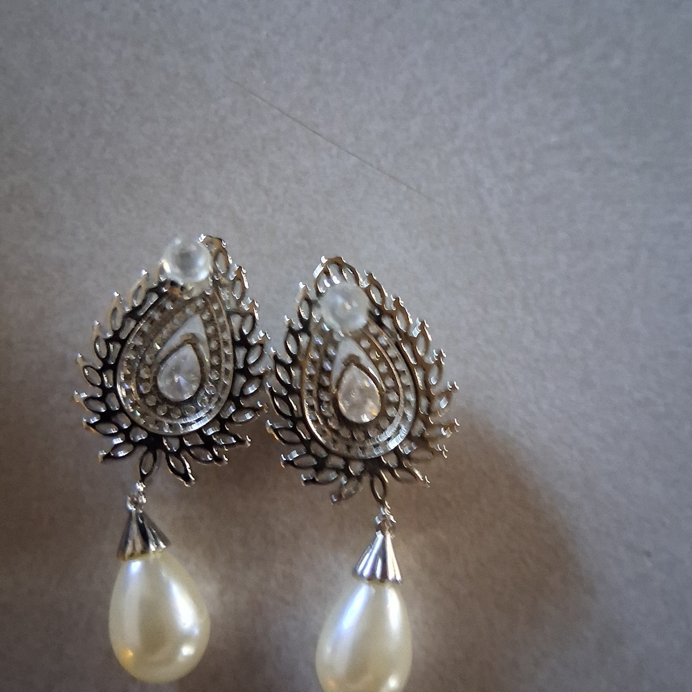 Silver Teardrop Shape Shiny Zircon & Faux Pearl earrings. - Picture 5 of 5